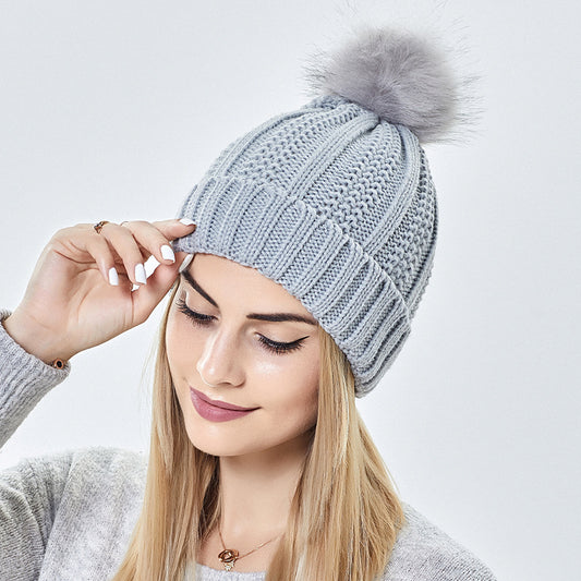 Modische, dehnbare, mit Satin gefütterte Totenkopf-Strickmütze für Damen, Beanie-Mütze mit Kunstpelz-Pom-Pom, Winter-Wärmemütze